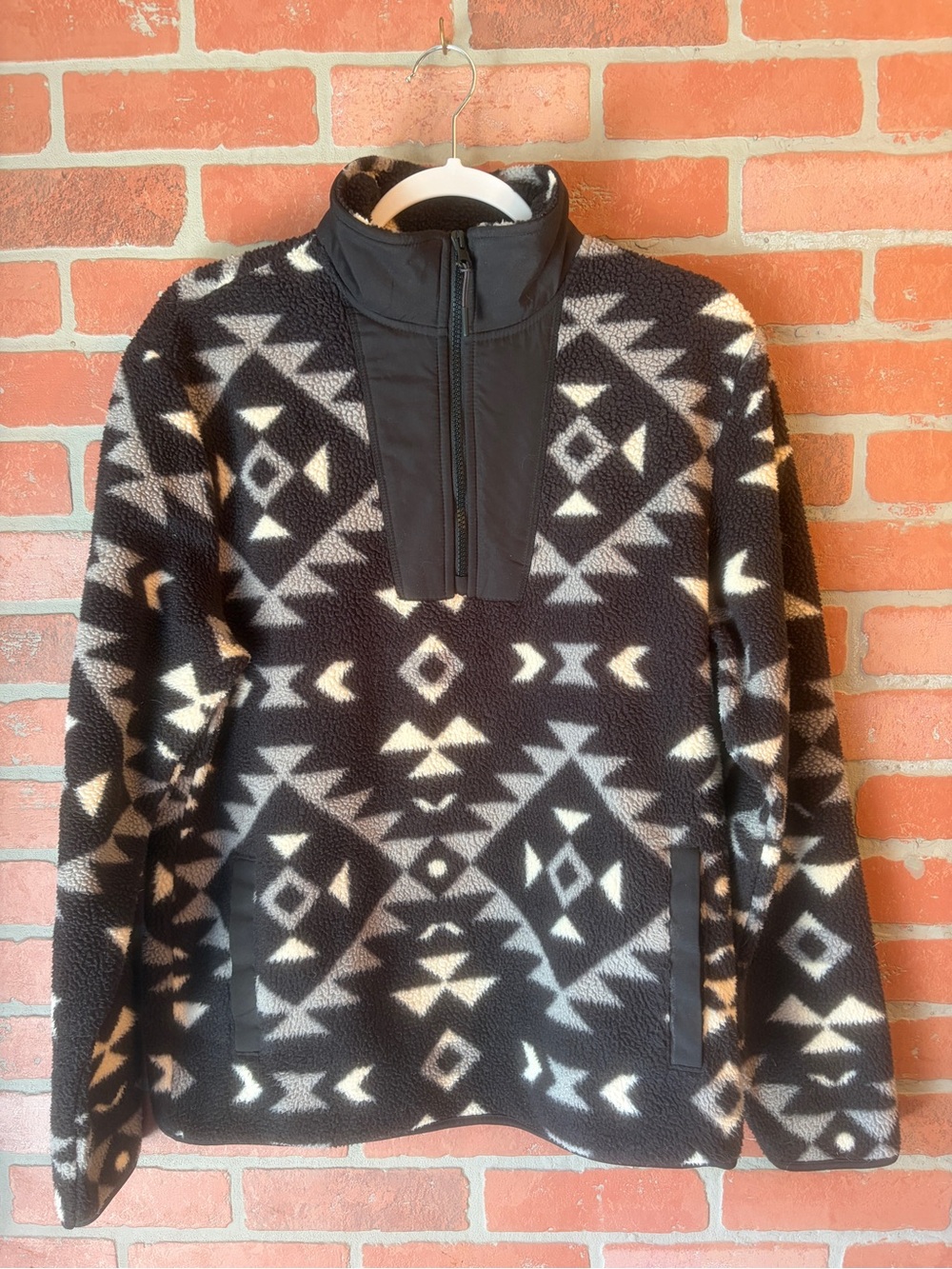 Old Navy Black and Beige
Aztec Pattern Sherpa Fleece Jacket
Unisex Size Medium